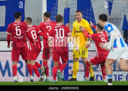 Paesi Bassi. 14th Jan, 2023. HERENVEEN - il portiere dell'AZ Hobie Verhulst festeggia durante la prima partita di campionato olandese tra sc Heerenveen e AZ allo stadio Abe Lenstra il 14 gennaio 2023 a Heerenveen, Paesi Bassi. ANP ed VAN DE POL Credit: ANP/Alamy Live News Foto Stock