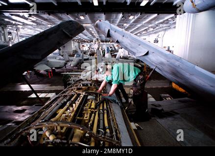 Aviation Structural Mechanic AIRMAN Apprentice Nathan Fentress esegue la manutenzione della protezione anticorrosione su un EA-6B Prowler di Tactical Electronic Warfare Squadron One Three Seven (VAQ-137) a bordo della USS GEORGE WASHINGTON (CVN 73). George Washington e VAQ-137 stanno conducendo operazioni nel Golfo Persico a sostegno dell'operazione Southern Watch. Soggetto operativo/Serie: SOUTHERN WATCH base: USS George Washington (CVN 73) Paese: At Sea Foto Stock