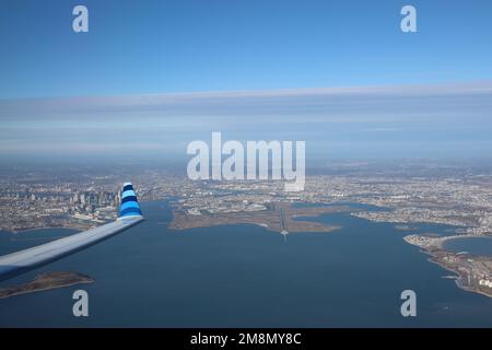 Vista dalla finestra dell'aereo - ala dell'aereo sul porto Foto Stock