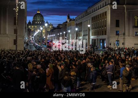 Roma, Italia. 14th Jan, 2023. Sit-in organizzato da Pietro, fratello di Emanuela Orlandi, per chiedere verità e giustizia alla bambina di 15 anni, figlia di un dipendente del Vaticano, scomparsa in aria nel 1983. Quarant'anni dopo, il Vaticano ha deciso di riaprire il caso. (Foto di Patrizia CORTELLESSA/Pacific Press) Credit: Pacific Press Media Production Corp./Alamy Live News Foto Stock