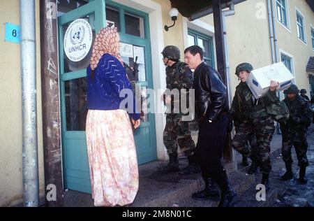 Il personale delle forze aeree degli Stati Uniti del gruppo base aerea di spedizione 401st della base aerea di Tuzla, trasporta le scatole delle donazioni al Centro per i rifugiati della madre e del bambino a Simin Han, situato in Bosnia-Erzegovina. Hanno donato giocattoli, cibo e vestiti al centro rifugiati. Il centro ospita rifugiati di Srebrenica, i cui padri sono stati uccisi o dispersi dai conflitti balcanici. Base: Simin Han Paese: Bosnia and/Herzegovina (BIH) Foto Stock