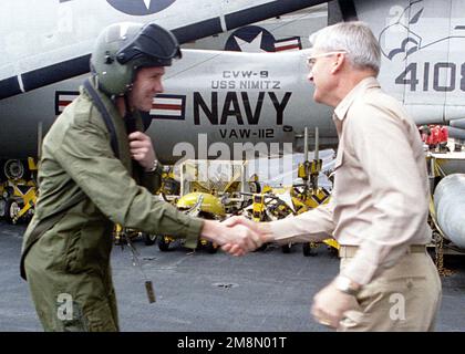 Nathman, Comandante, Gruppo di vettori sette, (a destra) saluta l'ammiraglio posteriore della Royal Navy britannica Ian Forbes, Comandante, Gruppo di attività del Regno Unito, durante la sua visita alla portaerei USS NIMITZ (CVN 68). Nimitz e la portaerei britannica della Royal Navy HMS INVINCIBILE sono schierati nel Golfo Persico a sostegno dell'operazione SOUTHERN WATCH. Soggetto operativo/Serie: SOUTHERN WATCH base: USS Nimitz (CVN 68) Foto Stock