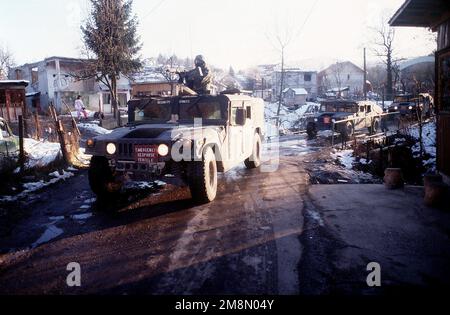 Il personale delle forze aeree degli Stati Uniti del 401st Expeditionary Air base Group della base aerea di Tuzla, viaggia in un convoglio attraverso la città di Simin Han, situata in Bosnia-Erzegovina. I membri dell'aviazione tornano alla base aerea di Tuzla dopo aver consegnato al Mother and Child Refugee Center di Simin Han donazioni di giocattoli, cibo e abbigliamento. Il centro ospita rifugiati di Srebrenica, i cui padri sono stati uccisi o dispersi dai conflitti balcanici. Base: Simin Han Paese: Bosnia and/Herzegovina (BIH) Foto Stock