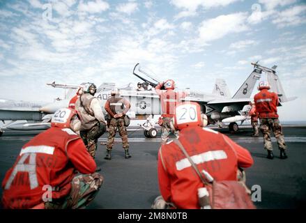 Gli equipanti di coperta della Marina E del corpo marino DEGLI STATI UNITI preparano un F/A-18C Hornet, Strike Fighter Squadron Eight Six (VFA -86) per il lancio durante le operazioni di volo sostenute nel Golfo Persico. La portaerei a energia nucleare USS GEORGE WASHINGTON (CVN 73) e la sua nave imbarcata Carrier Air Wing One (CVW-1) stanno attualmente conducendo operazioni nel Golfo Persico per imporre sanzioni ONU contro l'Iraq. Operazione SOUTHERN WATCH, 21 febbraio 1998. Soggetto operativo/Serie: SOUTHEN WATCH base: USS George Washington (CVN 73) Foto Stock