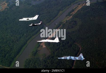 Un velivolo USAF T-38 Talon, con uno schema di verniciatura camuffato, insieme ad un secondo velivolo T-38 Talon, entrambi del 50th Flying Training Squadron (FTS), Vola insieme a un USAF TA-1J Jayhawk del 48th FTS e a un USAF T-37 Tweet del 41st FTS in volo sul Tennessee Tombigbee Waterway Project. Tutti gli aeromobili fanno parte del 14th Operations Group situato a Columbus AFB, Mississippi. Base: Columbus Air Force base Stato: Mississippi (MS) Paese: Stati Uniti d'America (USA) Foto Stock