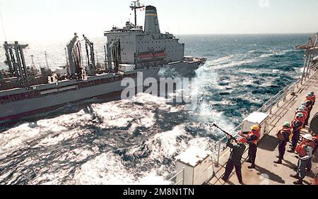 Wolfe spara una shotline dalla nave d'assalto anfibio della classe Wasp USS WASP (LHD 1), alla classe Henry J Kaiser Military Sealift Command Oiler, USNS PATUXENT (T-AO 201), durante un riapprovvigionamento in corso (unrep). 3rd Il WASP è in rotta verso il Mar Mediterraneo. Base: USS Wasp (LHD 1) Nazione: Mar Mediterraneo (MED) Foto Stock