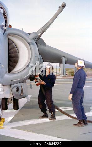 I marines DEGLI STATI UNITI da Marine Attack Squadron 513 (VMA-513) e Marine Wing Support Squadron 371 (MWSS-371) si preparano per alimentare un AV-8B Harrier all'Auxiliary Airfield 2. Base: Aeroporto di Auxilary 2, MCA, Yuma Stato: Arizona (AZ) Paese: Stati Uniti d'America (USA) Foto Stock