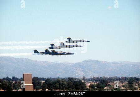 Il team dimostrativo Navys Blue Angel, esegue un Flyby di formazione Delta mentre si esibisce presso la base dell'aeronautica militare Davis-Monthan durante gli Arizona Aerospace Days. Base: Davis-Monthan Air Force base Stato: Arizona (AZ) Paese: Stati Uniti d'America (USA) Foto Stock