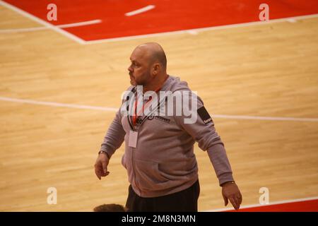 Gijon, Spagna. 14th Jan, 2023. Gijon, SPAGNA: L'allenatore di Hazena Kynzvart, Miroslav Straka durante il ritorno del turno di 16 della Coppa europea EHF Women 2022/23 tra Motive.co Gijon e Hazena Kynzvart con il risultato di 35-23 per la gente del posto disputata al Padiglione sportivo la Guía - Presidente Adolfo Suarez di Gijon, Spagna il 14 gennaio 2023. (Foto di Alberto Brevers/Pacific Press) Credit: Pacific Press Media Production Corp./Alamy Live News Foto Stock