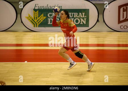 Gijon, Spagna. 14th Jan, 2023. Gijon, SPAGNA: Annamaria Patrnciakova (22) con la palla durante la seconda tappa del round 16 della Coppa europea EHF Women 2022/23 tra Motive.co Gijon e Hazena Kynzvart con il risultato di 35-23 per gli abitanti disputati al Pabellón de Deportes de la Guía - Presidente Adolfo Suarez a Gijon, Spagna il 14 gennaio 2023. (Foto di Alberto Brevers/Pacific Press) Credit: Pacific Press Media Production Corp./Alamy Live News Foto Stock