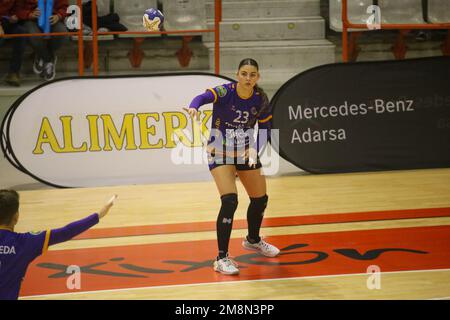 Gijon, Spagna. 14th Jan, 2023. Gijon, SPAGNA: Mina Nonovic (23), giocatore di Motive.co Gijon, passa il pallone durante la seconda tappa della Coppa europea EHF Women 2022/23° round del 16° incontro tra Motive.co Gijon e Hazena Kynzvart con risultato del 35-23 per i locali disputati al Pabellón de Deportes de la Guía - Presidente Adolfo Suarez A Gijon, Spagna il 14 gennaio 2023. (Foto di Alberto Brevers/Pacific Press) Credit: Pacific Press Media Production Corp./Alamy Live News Foto Stock