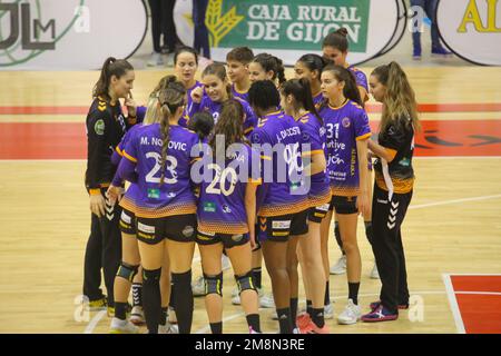 Gijon, Spagna. 14th Jan, 2023. Gijon, SPAGNA: Motive.co i giocatori festeggiano il passaggio ai quarti di finale durante la seconda tappa del round 16 della Coppa europea EHF Women 2022/23 tra Motive.co Gijon e Hazena Kynzvart con risultato 35 -23 per i locali disputati al Pabellón de Deportes de la Guía - Presidente Adolfo Suarez A Gijon, Spagna il 14 gennaio 2023. (Foto di Alberto Brevers/Pacific Press) Credit: Pacific Press Media Production Corp./Alamy Live News Foto Stock