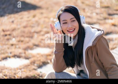 La giovane donna, ascoltare musica Foto Stock