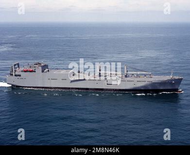 Vista aerea a dritta del comando militare di Sealift (MSC) nave pesante strategica USNS WATSON (T-AKR 310) in corso di prove in mare al largo della costa di San Diego. Paese: Oceano Pacifico (POC) Foto Stock