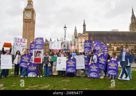 Londra, Regno Unito. 14th Jan, 2023. Gli studenti della scuola tengono cartelloni a sostegno di pasti scolastici gratuiti e un taglio di cartone di Jeremy Hunt durante il raduno in Piazza del Parlamento. I bambini delle scuole si sono riuniti a Westminster per un raduno, organizzato dall'organizzazione no-profit Bite Back 2030, chiedendo a Jeremy Hunt, il Cancelliere dello scacchiere, di fornire pasti scolastici gratuiti a tutti i bambini che vivono in povertà. L'organizzazione ha poi consegnato una petizione al 10 Downing Street, firmata da oltre 250.000 persone. (Foto di Vuk Valcic/SOPA Images/Sipa USA) Credit: Sipa USA/Alamy Live News Foto Stock