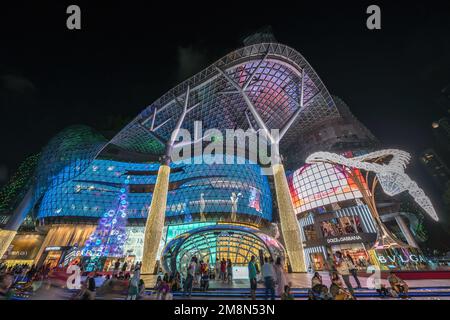 Orchard Road, Singapore - 29 Dicembre 2019: Skyline notturno della citta' presso IL centro commerciale ION Orchard Foto Stock