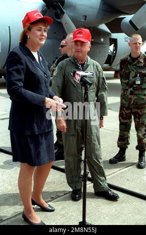 GENERALE Jack R. Holbeini, Comandante, 314th Airlift Wing, Sig.ra Janet Huckabee, First Lady dell'Arkansas, Tenere una conferenza stampa per annunciare la sua partenza alla Joint Civilian Orientation Conference del Dipartimento della Difesa. Il programma offre ai partecipanti l'opportunità di apprendere in prima persona i membri militari statunitensi, le loro attrezzature, le loro capacità e le strategie di difesa nazionale. Base: Little Rock Air Force base Stato: Arkansas (AR) Paese: Stati Uniti d'America (USA) Foto Stock