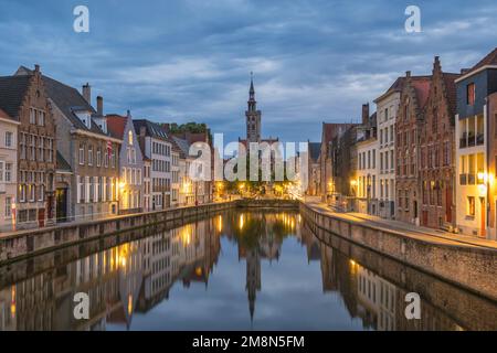 Bruges Belgio, skyline notturno sul canale Spiegelrei dal Ponte del Re (Koningsbrug) Foto Stock
