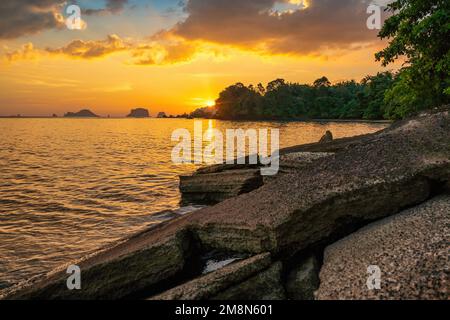 Tramonto delle isole tropicali al Cimitero di Shell (Susan Hoi), Krabi Thailandia paesaggio naturale Foto Stock