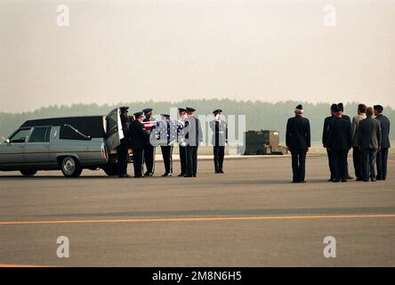 Il Team della Guardia d'onore dell'Ala Airlift 436th della base dell'aeronautica militare di dover, Delaware, rimuove dal cuore i resti del primo tenente dell'aeronautica statunitense Michael J. Blassie, mentre i membri della famiglia e accompagnano lo sguardo durante la cerimonia del POW dei piloti. Per 26 anni il pilota dell'aeronautica è rimasto non identificato e dal 1984 si è riposato nella Tomba degli Unknowns al cimitero nazionale di Arlington fino a quando i test del DNA non hanno confermato la sua identità nel giugno 30. Questa immagine è stata utilizzata nel numero di luglio 1998 di AIRMAN Magazine. Base: Dover Air Force base Stato: Delaware (DE) Paese: Stati Uniti d'America (USA) Foto Stock