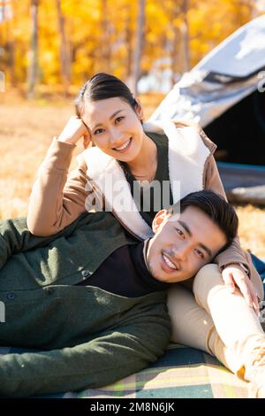 Felice giovane coppia campeggio autunno Foto Stock