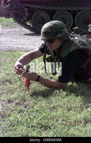 IL sergente delle FORZE aeree DEGLI STATI UNITI Jason Gusaas, 119th Fighter Wing, partecipa a un esercizio EOD (Explosive Ordnance Disposal) presso il sito di addestramento regionale della Guardia Nazionale dell'aria del Nord Dakota, Fargo, North Dakota. Base: Fargo Stato: North Dakota (ND) Nazione: Stati Uniti d'America (USA) Foto Stock