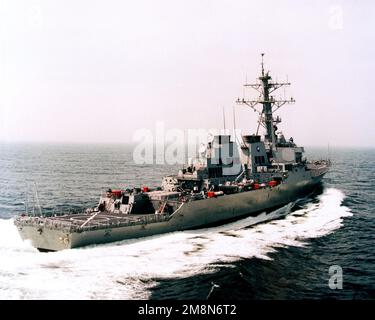 Vista a tribordo del cacciatorpediniere missilistico guidato USS DONALD COOK (DDG 75) in corso durante le prove in mare al largo della costa del New England. Paese: Oceano Atlantico (AOC) Foto Stock