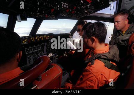 A bordo di un aereo ROKN P-3C Orion, gli equipaggi coreani monitorano gli strumenti mentre US Navy LT Jeff G. Conway del VP-47 osserva le procedure. Soggetto operativo/Serie: RIMPAC '98 Paese: Oceano Pacifico (POC) Foto Stock