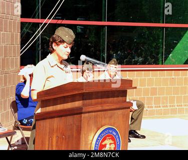 Il generale brigadiere Francis C. Wilson, comandante della base del corpo dei Marine Quantico e maestro delle cerimonie, accoglie il suo pubblico fiancheggiato dalla nuova unità circolare completata durante il James Wesley Marsh Center. Base: Marine Corps base, Quantico Stato: Virginia (VA) Paese: Stati Uniti d'America (USA) Foto Stock