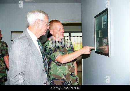 Il sergente tecnico dell'AERONAUTICA DEGLI STATI UNITI James M. Risse (a destra), del 66th Command STAFF, 336th Training Group, Fairchild Air Force base, Washington, mostra il primo CAPOMASTRO Sergente dell'aeronautica, Paul W. Airey, ritirato, immagini delle aree di addestramento dell'istruttore Survival Evasion Resistance Escape (SERE). Base: Fairchild Air Force base Stato: Washington (WA) Paese: Stati Uniti d'America (USA) Foto Stock