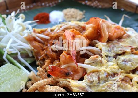 primo piano image pad thai munu originale dalla thailandia. uova di gamberetti e limone in pad thai, popolare cibo tailandese stile originale, look così buono Foto Stock