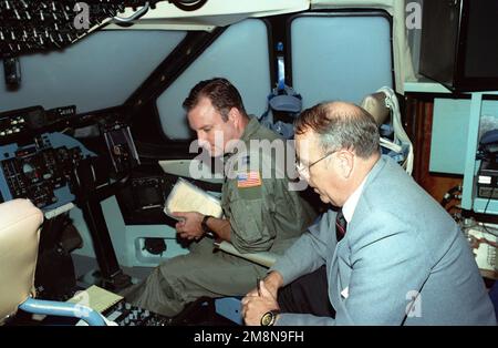 IL Capitano dell'aeronautica STATUNITENSE Dean Walters, pilota studentesco, si prepara al decollo in un addestratore del sistema d'arma C-5 (WST), mentre Mike Warren, istruttore pilota, 97th Operations Support Squadron guarda alla base dell'aeronautica militare di Altus, Oklahoma. Base: Altus Air Force base Stato: Oklahoma (OK) Paese: Stati Uniti d'America (USA) Foto Stock