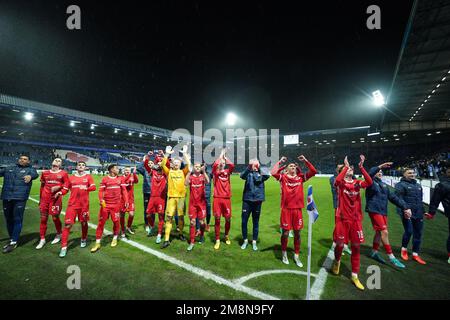Paesi Bassi. 14th Jan, 2023. HERENVEEN - AZ celebra la vittoria 0-2 durante la partita di campionato olandese tra sc Heerenveen e AZ allo stadio Abe Lustra il 14 gennaio 2023 a Heerenveen, Olanda. ANP ed VAN DE POL Credit: ANP/Alamy Live News Foto Stock