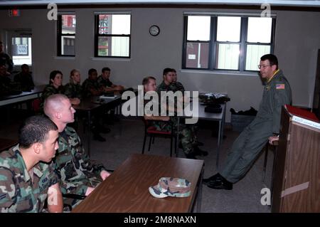 Il generale dell'aeronautica STATUNITENSE Charles T. Robertson, Jr. (Right) Commander, TRANSCOM/Air Mobility Command, parla con il personale dello Squadron delle forze di sicurezza 43rd delle eccessive implementazioni gestite dall'unità. Base: Pope Air Force base Stato: North Carolina (NC) Paese: Stati Uniti d'America (USA) Foto Stock