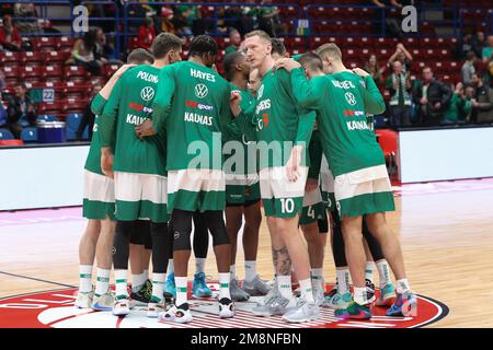 Milano, Italia, Italia. 13th Jan, 2023. Italia, Milano, 13 2023 gen: Zalgiris entra in campo per il riscaldamento durante il gioco di basket EA7 Emporio Armani Milano vs Zalgiris Kaunas, Eurolega 2022-2023 round19 (Credit Image: © Fabrizio Bertani/Pacific Press via ZUMA Press Wire) SOLO PER USO EDITORIALE! Non per USO commerciale! Foto Stock