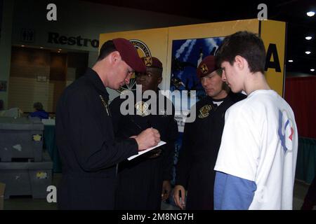 I membri della squadra di paracadute dell'esercito degli Stati Uniti, i Cavalieri d'oro, firmano autografi per Chris Abbott (a destra), un ospite all'Atlanta, il Georgian Council Boy Scout Show al World Congress Center nel centro di Atlanta. Base: Atlanta Stato: Georgia (GA) Paese: Stati Uniti d'America (USA) Foto Stock