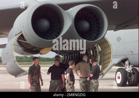 GLI US Air Force Airmen, assegnati al team di manutenzione della Bomb Squadron 96th, Barksdale Air Force base, Louisiana, discutono le diverse possibilità di che cosa causa l'accensione della spia durante il funzionamento del motore dell'aeromobile B-52H Stratofortress alla Naval Station Diego Garcia. Il 96th Bomb Squadron e il personale di supporto della 2nd Bomb Wing, Barksdale Air Force base, Louisiana, sono schierati a sostegno dell'operazione DESERT THUNDER 2. Soggetto operativo/Serie: DESERT THUNDER 2 base: NAV SUP Activity, Diego Garcia Paese: British Indian Ocean Territory (IOT) Foto Stock