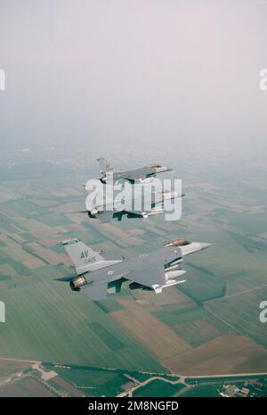 Lato posteriore destro, vista aerea di tre Falconi USAF F-16 che sorvolano la campagna italiana. In pochi minuti questi combattenti Aviano Air base possono lasciare l'Italia, attraversare il Mare Adriatico e trovarsi nello spazio aereo bosniaco. Base: Aviano Air base Stato: Pordenone Nazione: Italia (ITA) Foto Stock