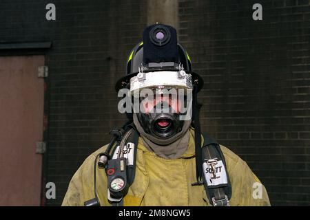 Il tenente Thomas LaVielle del reparto antincendio di Dayton, Ohio, è dotato di un casco dotato di un dispositivo di rilevamento a infrarossi sviluppato da Zybron Inc. E dall'aviazione militare statunitense. Questa tecnologia consente ai vigili del fuoco di vedere in edifici o aree fumé. Base: US Air Force Museum, Dayton Stato: Ohio (OH) Paese: Stati Uniti d'America (USA) Foto Stock