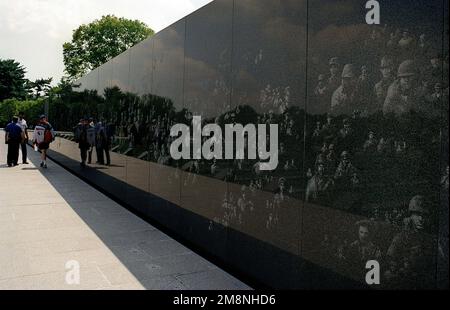 La parete di granito nero, altamente lucidata, con le facce di veterani incise riflette le facce dei visitatori del Korean War Veterans Memorial situato nel National Mall vicino alla piscina riflettente. Data esatta dell'acquisizione sconosciuta. Base: Washington Stato: District of Columbia (DC) Nazione: Stati Uniti d'America (USA) Foto Stock
