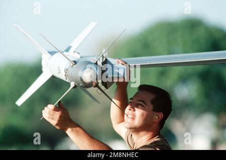 Profilo laterale sinistro, tiro medio di un capo non identificato dell'equipaggio USAF AIRMAN mentre ispeziona un missile AIM-9 Sidewinder su un F-16 Falcon. Questa immagine è tratta dall'edizione di gennaio 1999 di AIRMAN Magazine che mette in evidenza la forza aerospaziale Expeditionary. Paese: Sconosciuto Foto Stock