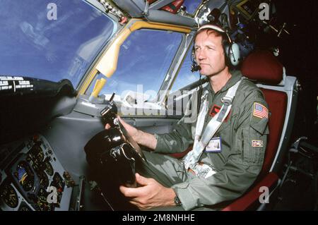 Vista frontale lato sinistro, ripresa media di un colonnello USAF non identificato mentre siede nel sedile del co-pilota in un aereo da carico C-130 Hercules. Questa immagine è tratta dall'edizione di gennaio 1999 di AIRMAN Magazine che mette in evidenza la forza aerospaziale Expeditionary. Paese: Sconosciuto Foto Stock