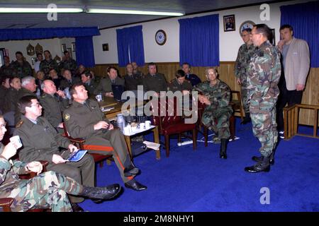 Il tenente generale Vasily Mikhailovich Zavgorodny, Vice CAPO DELLO STATO MAGGIORE, direzione DELLO STATO MAGGIORE, militare russo, viene informato dal maggiore generale dell'esercito americano James C. Riley, Comandante, 3rd Divisione di Fanteria (meccanizzata) durante la sua visita al Centro di addestramento e supporto dell'esercito degli Stati Uniti, Fort Stewart, Georgia. Base: Fort Stewart Stato: Georgia (GA) Nazione: Stati Uniti d'America (USA) Foto Stock