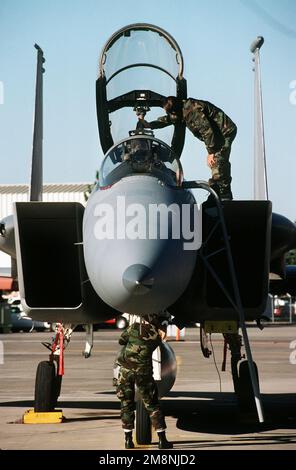 Con alcune delle aquile F-15 più antiche nell'inventario dell'aeronautica degli Stati Uniti, lo squadrone del combattente di 114th, la 173rd ala del combattente, la base della guardia nazionale dell'aria di Kingsley Field, le cascate di Klamath, Oregon, i manutentori sono occupati mantenere i loro velivoli pronti per volare. Base: Kingsley Air National Guard base Stato: Oregon (OR) Paese: Stati Uniti d'America (USA) Foto Stock