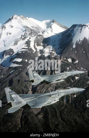 Due aquile F-15 del 114th Fighter Squadron, 173rd Fighter Wing, Kingsley Field Air National Guard base, Klamath Falls, Oregon, sorvolano una squadra di allenamento oltre il monte Shasta. Base: Mount Shasta Stato: Oregon (OR) Paese: Stati Uniti d'America (USA) Foto Stock