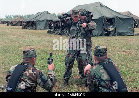 Soldati dell'esercito DEGLI STATI UNITI (USA) assegnati ad A/Company, 1st battaglione, 17th divisione fanteria pratica ricerca e controllo delle tecniche sospette presso le strutture abitative della tenda a Orote Point, Guam durante l'esercizio TANDEM SPINTA '99. Oggetto/Serie: TANDEM THRUST 99 base: Orote Point Stato: Guam (GU) Paese: Isole Marianne Settentrionali (MNP) Foto Stock