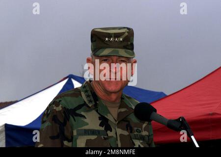 Il generale dell'esercito AMERICANO Dennis J. Reimer, CAPO DELLO STATO MAGGIORE dell'esercito americano, commenta durante la cerimonia del cambiamento di comando e la transizione di B Company, 14th Engineer Battalion (CBT) (Wheel) da Active Component alla Guardia nazionale dell'esercito di Washington. La cerimonia si è svolta a Rugged Field, Fort Lewis, Washington. Base: Fort Lewis Stato: Washington (WA) Nazione: Stati Uniti d'America (USA) Foto Stock