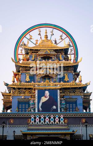 Una foto scattata il 23 dicembre 2022 dello Zangdog Palri buddista o Tempio d'Oro nel Monastero di Namdowling a Bylakuppe, Coorg, Karnataka. Foto Stock