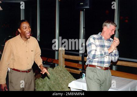 IL COMANDANTE CAPO dell'aeronautica STATUNITENSE Dennis Fritz (a sinistra), il comando spaziale dell'aeronautica militare, il CONSULENTE SENIOR e il generale USAF Richard Myers, comandante in CAPO, il North American Aerospace Defense Command, si diverte a ridere durante la conferenza sociale del comandante dell'aeronautica militare 1999 presso la base aeronautica di Peterson, Colorado, Campo da golf. Base: Peterson Air Force base Stato: Colorado (CO) Paese: Stati Uniti d'America (USA) Foto Stock