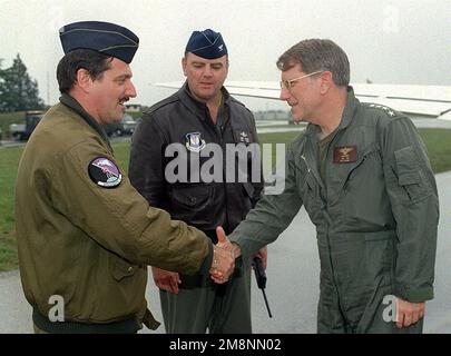 COL Orfeo Durigon, Comandante, Pagliano e Gori Aeroporto, accoglie ADM Steve Abbot, Vice Comandante CAPO, comando europeo, alla base aerea di Aviano, Italia, 21 aprile 1999. Mentre si trovava ad Aviano, Abbot ha pianificato una visita con la Marina degli Stati Uniti EA-6B 'Prowlers' (non mostrata), schierata da Cherry Point, North Carlina. Al centro del telaio si trova anche US Air Force col Fred Clark, Vice Commander, 31st Fighter Wing. Questa missione è diretta a sostegno dell'operazione Allied Force. Soggetto operativo/Serie: BASE DELLE FORZE ALLEATE: Aviano Air base Stato: Pordenone Paese: Italia (ITA) Foto Stock